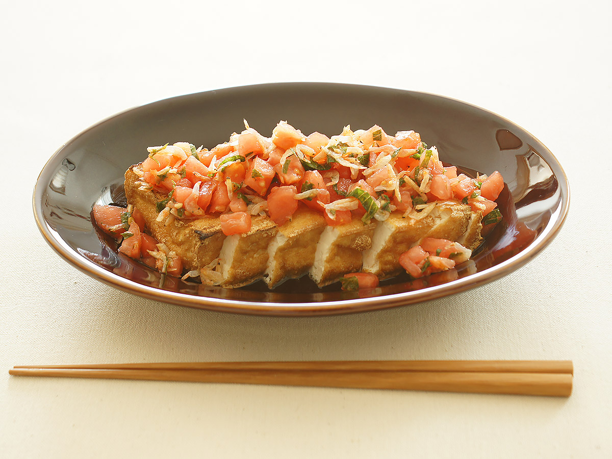 焼き厚揚げの干し小エビとフレッシュトマトソースかけ